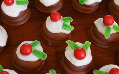 Easy-peasy chocolate Christmas puddings and candy cane bark